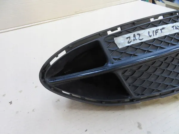 MERCEDES W212 GRILLE DE PARACHOC AVANT DROITE A2128852022 image 2