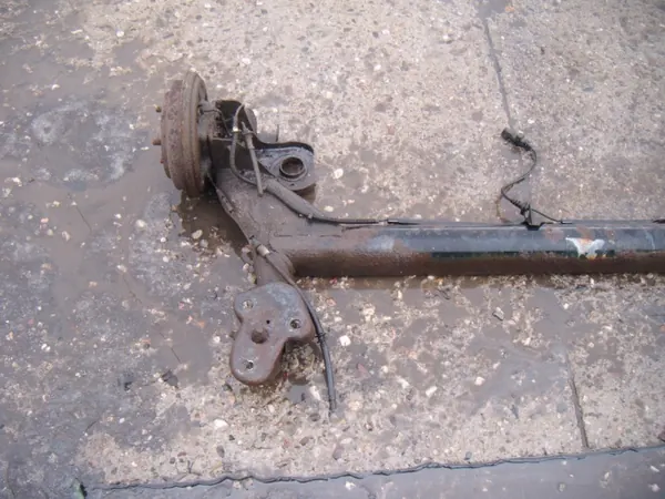 Viga trasera Ford Fiesta MK6 OEM LUK726 - Usado image 3