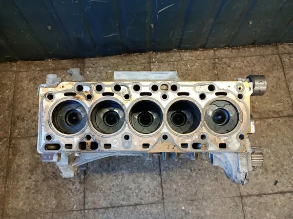 Volvo D5 Moottorilohko OEM - Kampiakseli & Männät image 2