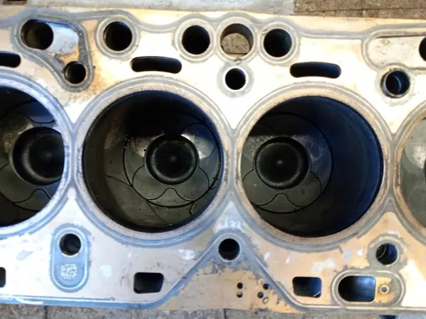 Volvo D5 Moottorilohko OEM - Kampiakseli & Männät image 3