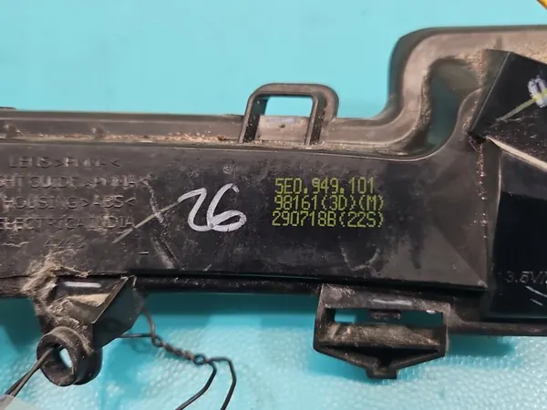 Indicador Frontal Esquerdo Skoda Octavia III 5E0949101 image 4