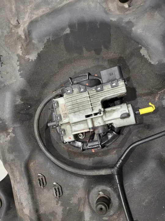 Réservoir AdBlue d'occasion OEM A1664701201 Mercedes GLE image 3