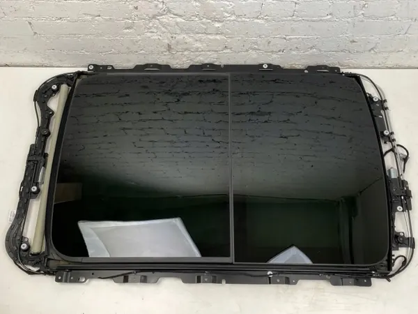 Volvo V90 Cross Country Kattoikkuna OEM DOT39AS3M554 image 2