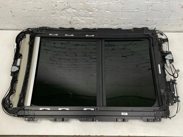 Volvo V90 Cross Country Kattoikkuna OEM DOT39AS3M554 image 6