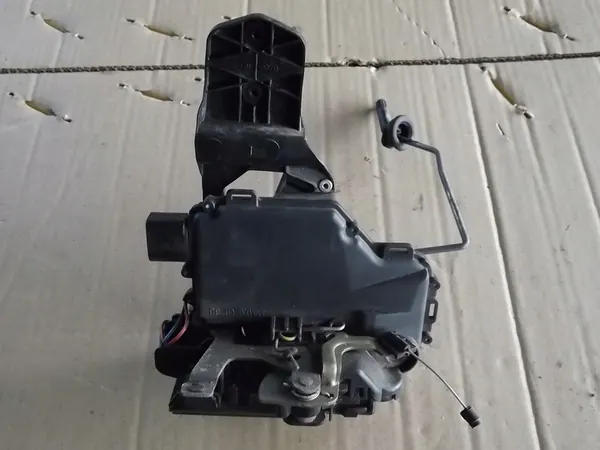 VW Passat B5 FL vordere linke Türschloss 3B0837867 image 2