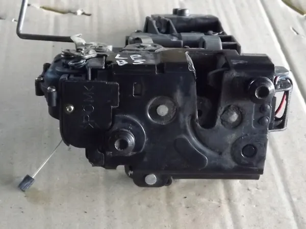 VW Passat B5 FL vordere linke Türschloss 3B0837867 image 3