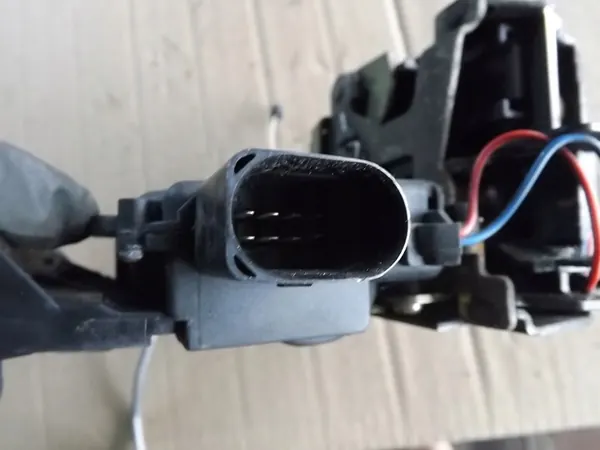 VW Passat B5 FL vordere linke Türschloss 3B0837867 image 4