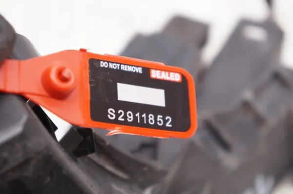 Volvo XC60 ajovalopesuripumppu suutin OEM 30763419 image 6