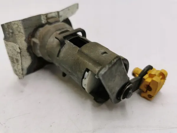 Saab 9-7X 2006 Bagagelucklåsknapp OEM AMD103341 image 3