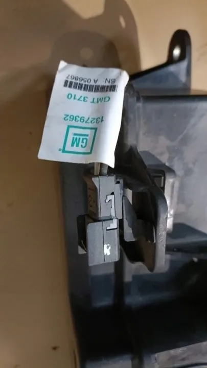 Opel Insignia sähköinen takaluukupumppu OEM image 3