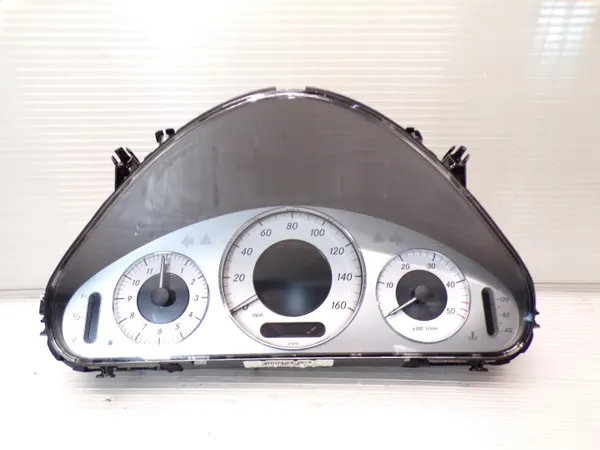 Mercedes W211 Instrumententafel OEM 2114407711 image 2