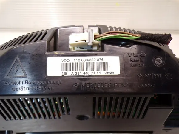Mercedes W211 Instrumententafel OEM 2114407711 image 4