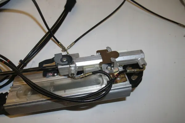 Soupape d'actionneur toit Mercedes OEM A2308210551 image 7