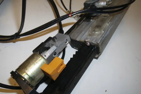 Soupape d'actionneur toit Mercedes OEM A2308210551 image 8