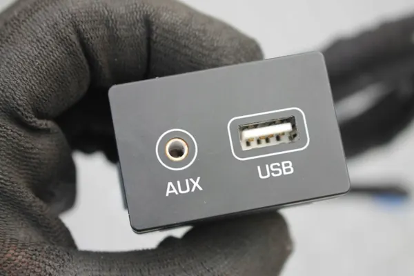 Prise USB OEM 96120-J9500 pour Hyundai Kona 2017-2023 image 4
