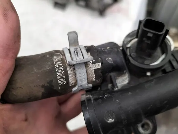 Renault Megane IV Carcaça do Termostato 1.5 Blue 110608920R image 7