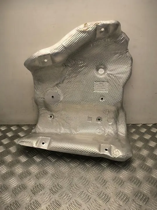 Audi Q5 lämpösuoja OEM 8MA825109 - Käytetty image 3