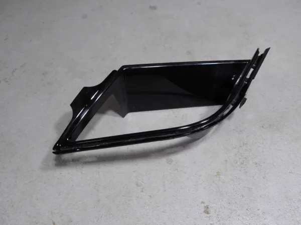 BMW G70 etupuskurin oikea ritilä OEM image 2