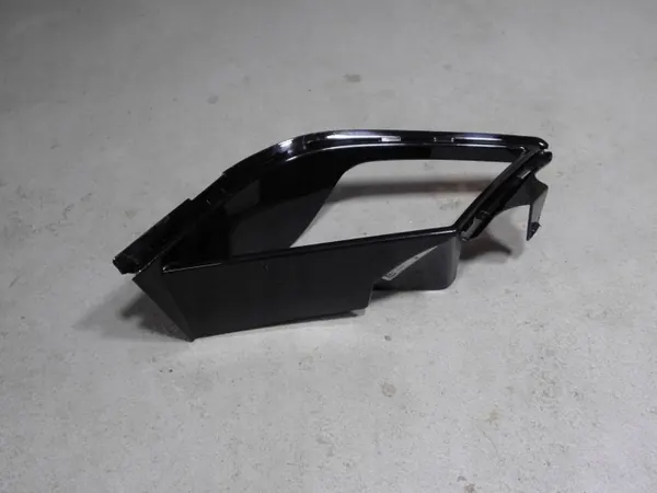 BMW G70 etupuskurin oikea ritilä OEM image 3