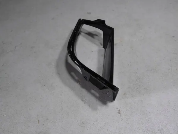 BMW G70 etupuskurin oikea ritilä OEM image 4