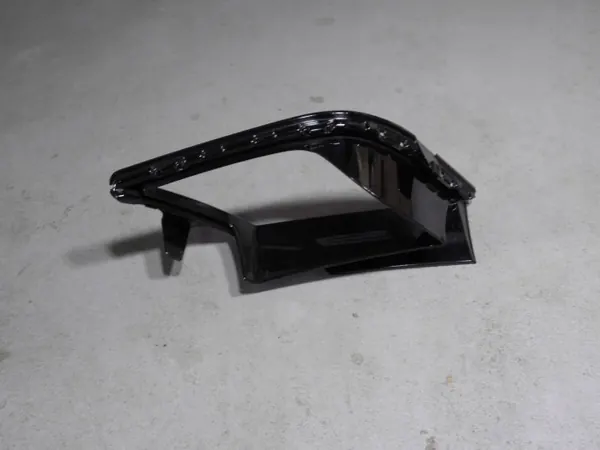 BMW G70 etupuskurin oikea ritilä OEM image 5