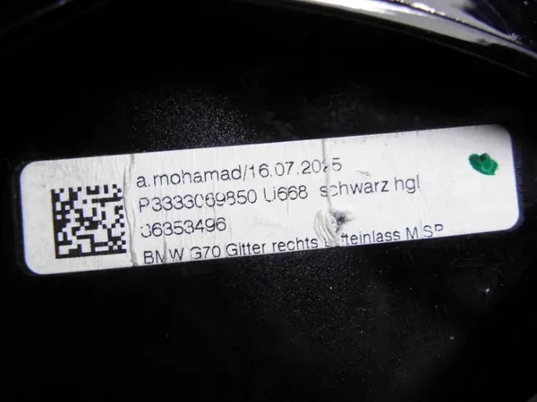 BMW G70 etupuskurin oikea ritilä OEM image 7