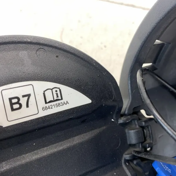 Kraftstoff- & AdBlue-Deckel OEM 896589569874526583742 Jeep Wrangler image 10