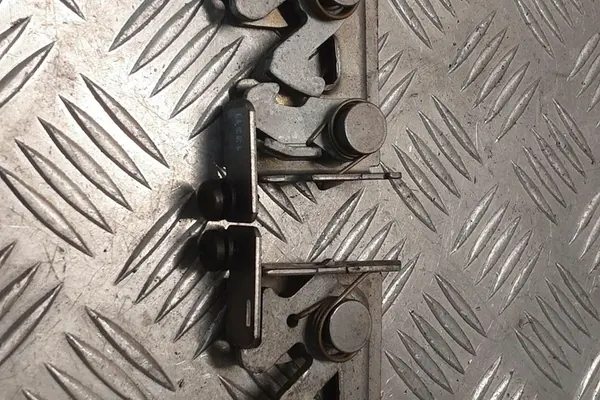 BMW X1 (E84) Motorhuvudlås 51237115229 image 2