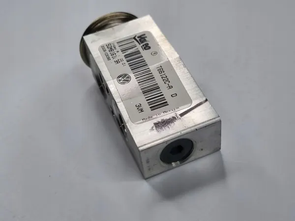 Válvula de expansão AC OEM 5QM816103A - Usado image 6