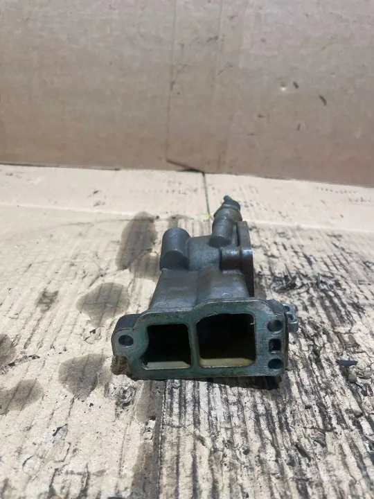 Carcaça do termóstato Volvo OEM 9209867 - Usado image 2