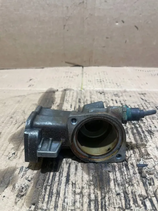 Carcaça do termóstato Volvo OEM 9209867 - Usado image 3