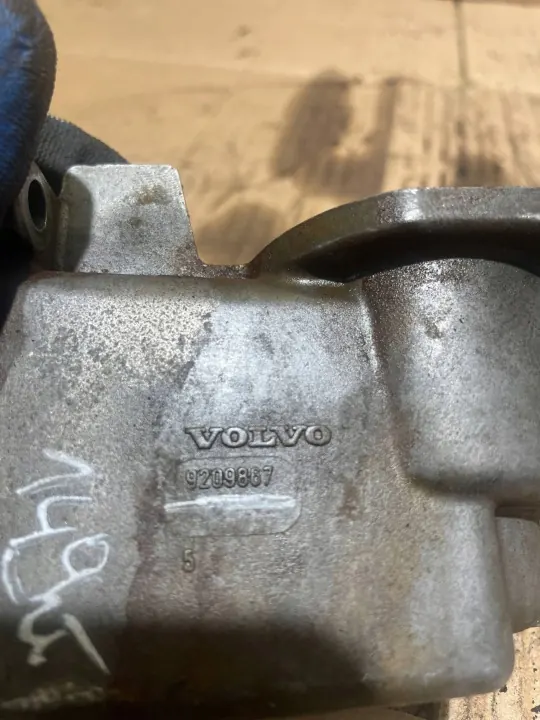 Carcaça do termóstato Volvo OEM 9209867 - Usado image 6