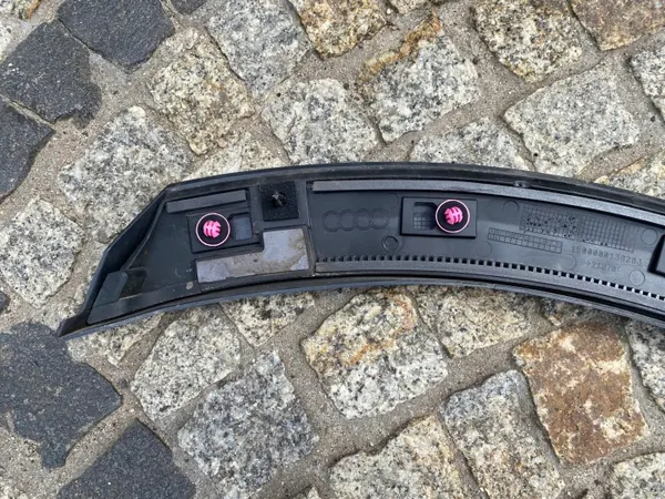 Audi Q8 4M8 Takaoikea mutasuojus OEM 4M8853818D image 5