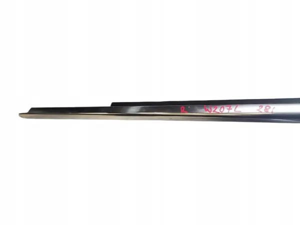 Liste de raclage droite Mercedes W207 OEM #281 image 5