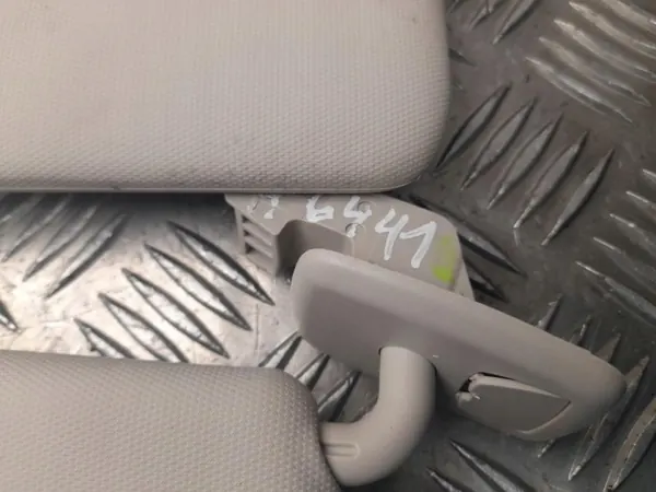 BMW i4 2024 aurinkosuoja OEM 9472131 peilillä image 5