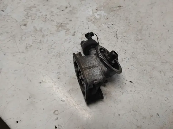 Mercedes Oljefilterbas OEM 6740331590 - Begagnad image 3