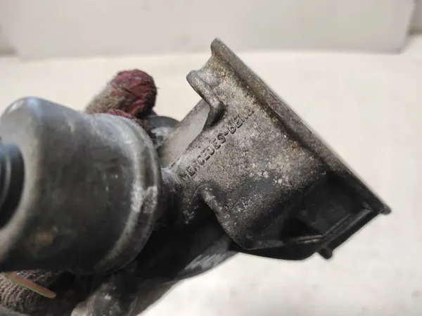 Mercedes Oljefilterbas OEM 6740331590 - Begagnad image 5