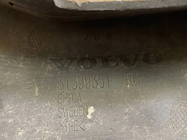 Volvo XC90 2016 Salpicaderos traseros lado derecho OEM 31399351 image 4