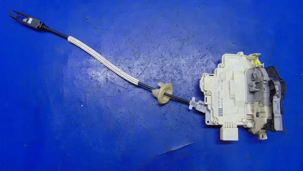 Vänster Framdörrslås 9 Stift VW Touareg II 10-17R OEM image 2