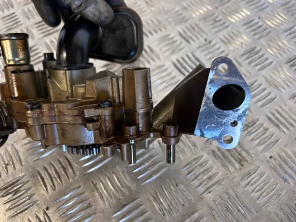 Pompe à huile Maserati Levante OEM 24416F1585 - Occasion image 7