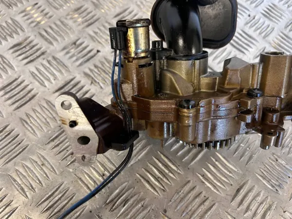 Pompe à huile Maserati Levante OEM 24416F1585 - Occasion image 8