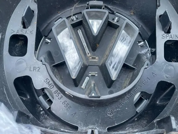 VW GOLF V PLUS Front Grill OEM: 5M0853651A image 3