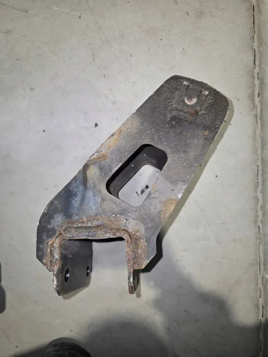 Mercedes Atego ohjaamon lukkokiinnike OEM 9673100658 image 4