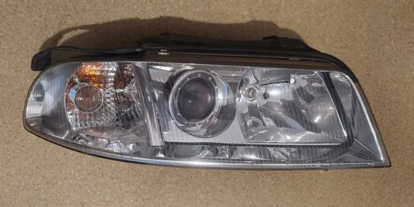 AUDI A4 B5 Faro Derecho 8D0941004AK image 3