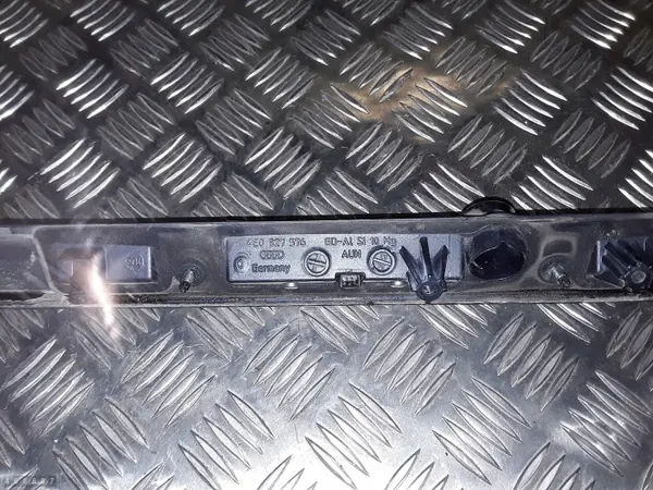 Luz da placa traseira Audi A8 OEM 4E0827576 image 7