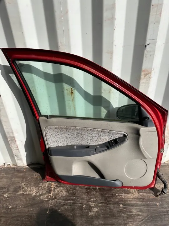 Porta dianteira esquerda OEM 104 para Lada Kalina image 4