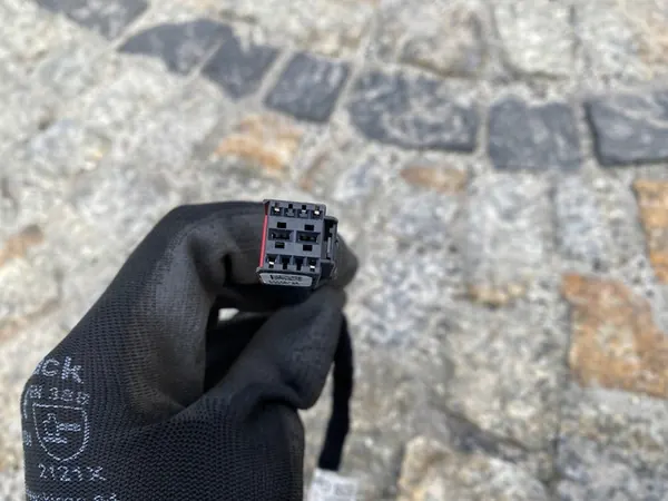 Baklucka aktuator höger SEAT ATECA OEM 575827852C image 2