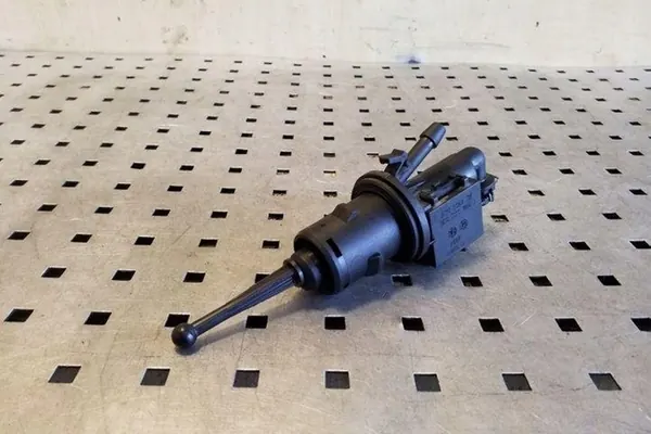 Kopplingscylinder VW PASSAT CC 2.0L Diesel 2013 OEM 3C0721388J image 4