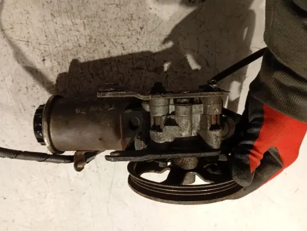 Pompe de direction assistée Toyota Yaris Verso OEM 4431052160 image 4
