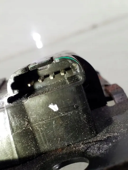 Fecho do capô Tesla Model S OEM ARA301248 - Usado image 3
